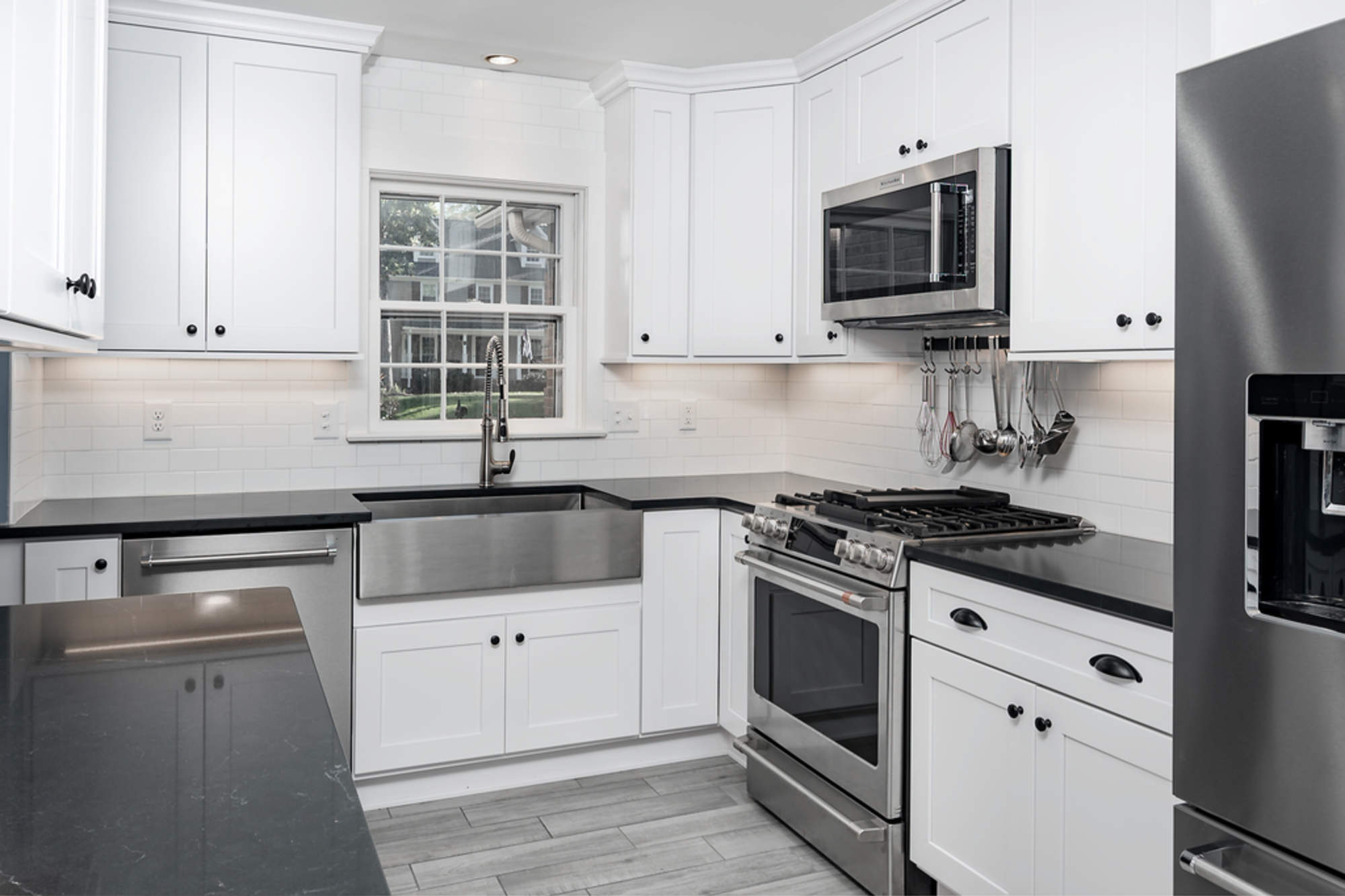 Go Minimalist And Go Home With A Compact Kitchen
